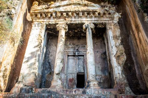  The Lycian Tomb: A Labyrinthine Exploration of Mortality and Ephemeral Grandeur!